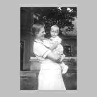 011-0055  Juni 1936. Wolf-Dietrich von Frantzius ist 13 Monate alt und mit seiner Mutter zu Besuch auf Gut von Trotha in Kuemmritz - Brandenburg.jpg